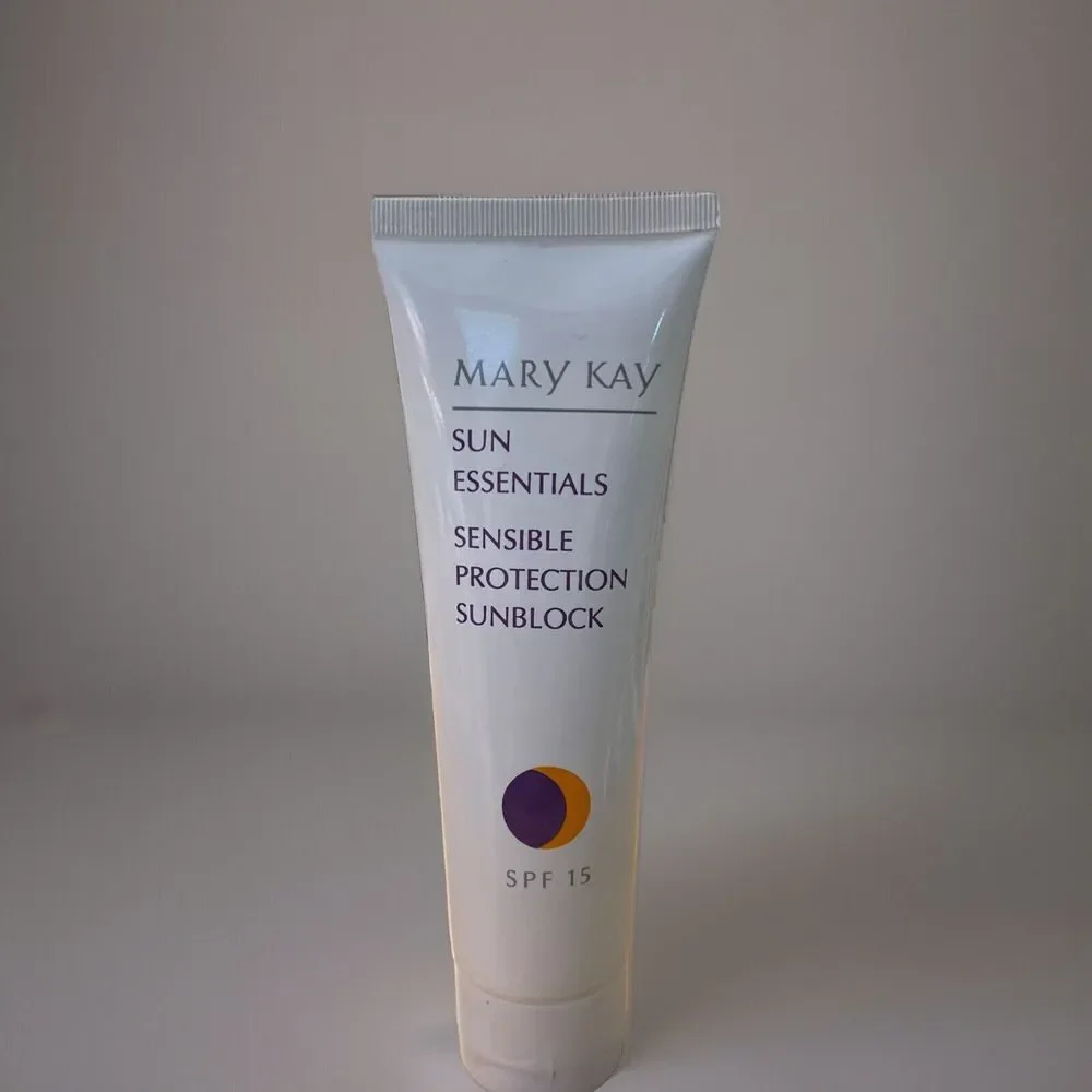 New Mary Kay Sun Essentials Intense Sensible Protection Sunblock SPF‎ 15 4.5 Oz.